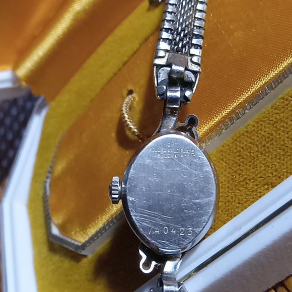 Ladies Bulova watch in box, 10 kt. Gold Lady Bulova Petite - Picture 16 of 16